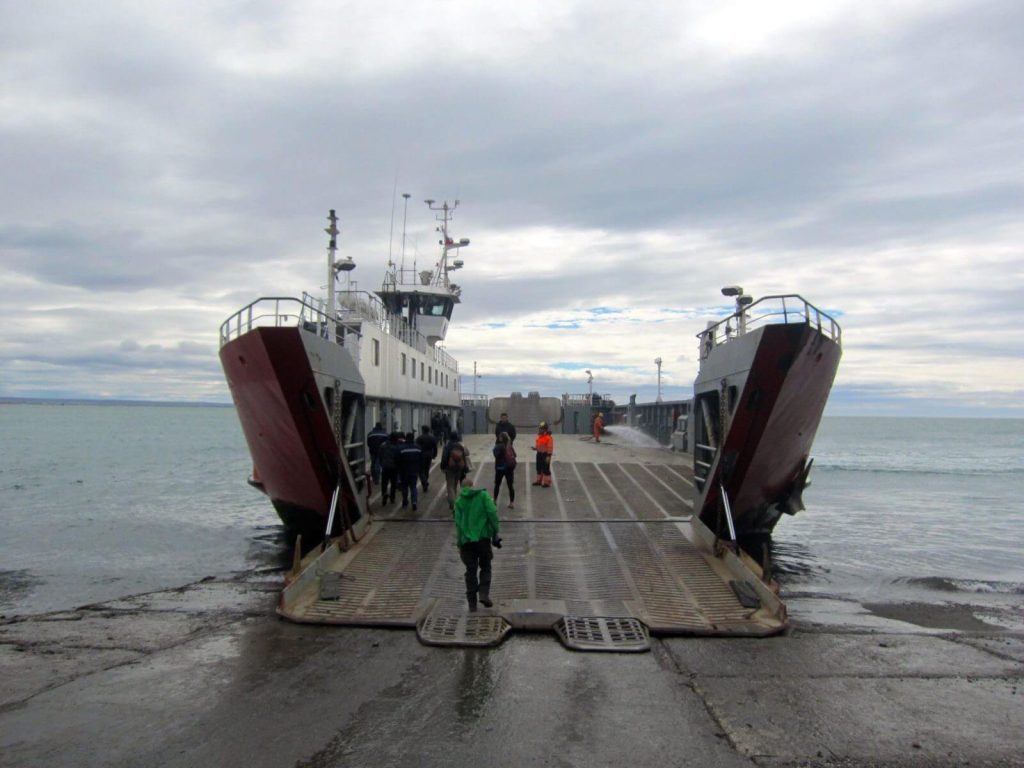Imbarco traghetto cileno