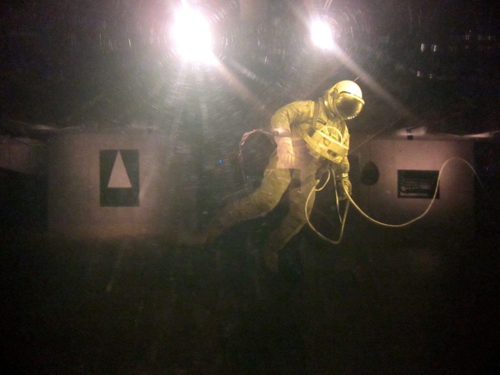Astronauta su sfondo nero