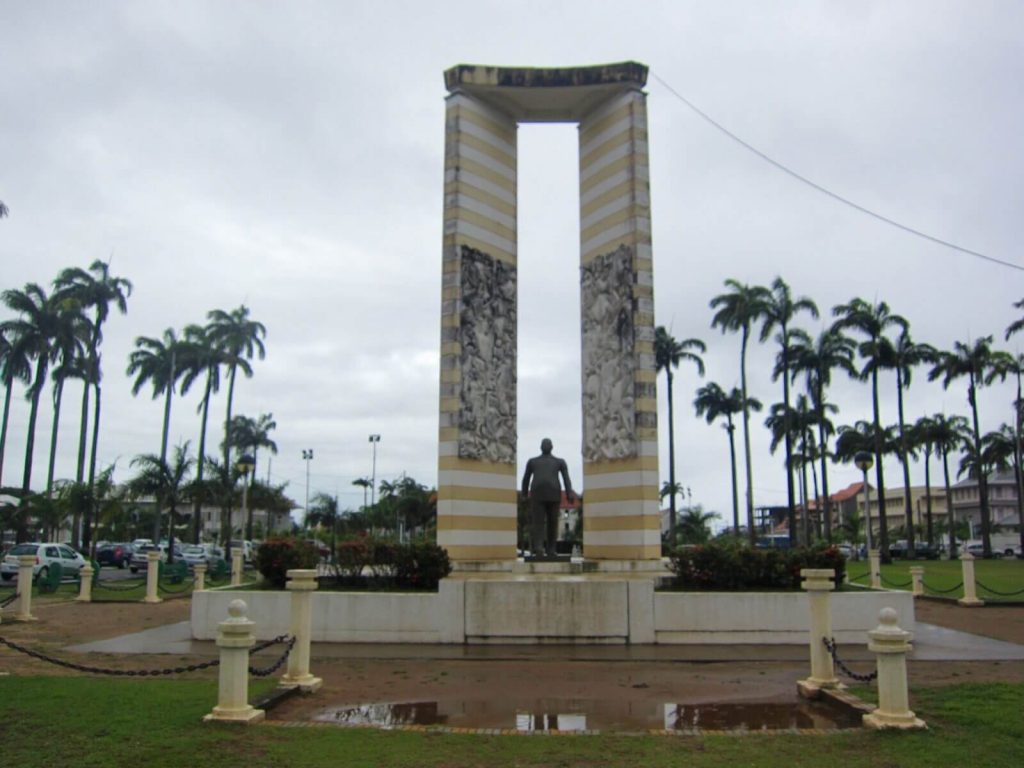 Place des Palmistes e Monumento, Cayenne