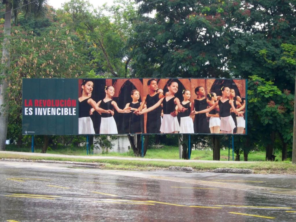 Cartello di propaganda. “La rivoluzione è invincibile”
