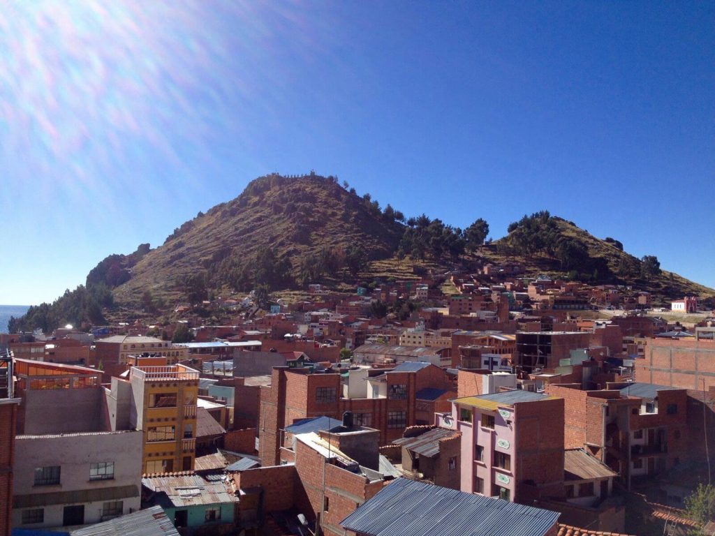 Sullo sfondo "Il Calvario", percorribile a piedi in mezza giornata di trekking. Sotto, le case di Copacabana. Sullo sfondo "Il Calvario", percorribile a piedi in mezza giornata di trekking. Sotto, le case di Copacabana.