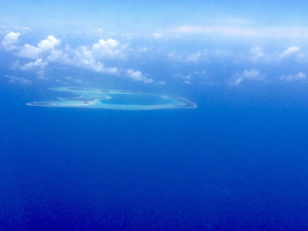 Vista aerea di un atollo polinesiano