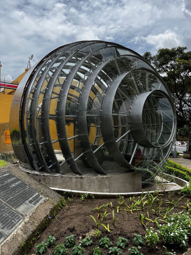Esfera Metal, Plaza de la Democracia