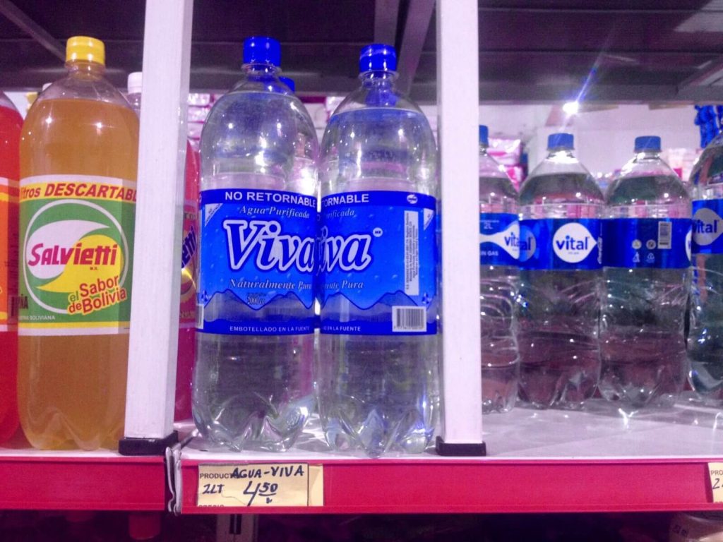 2 litri di acqua = 4,50 BOB = 0,59€. Supermercato di Sucre