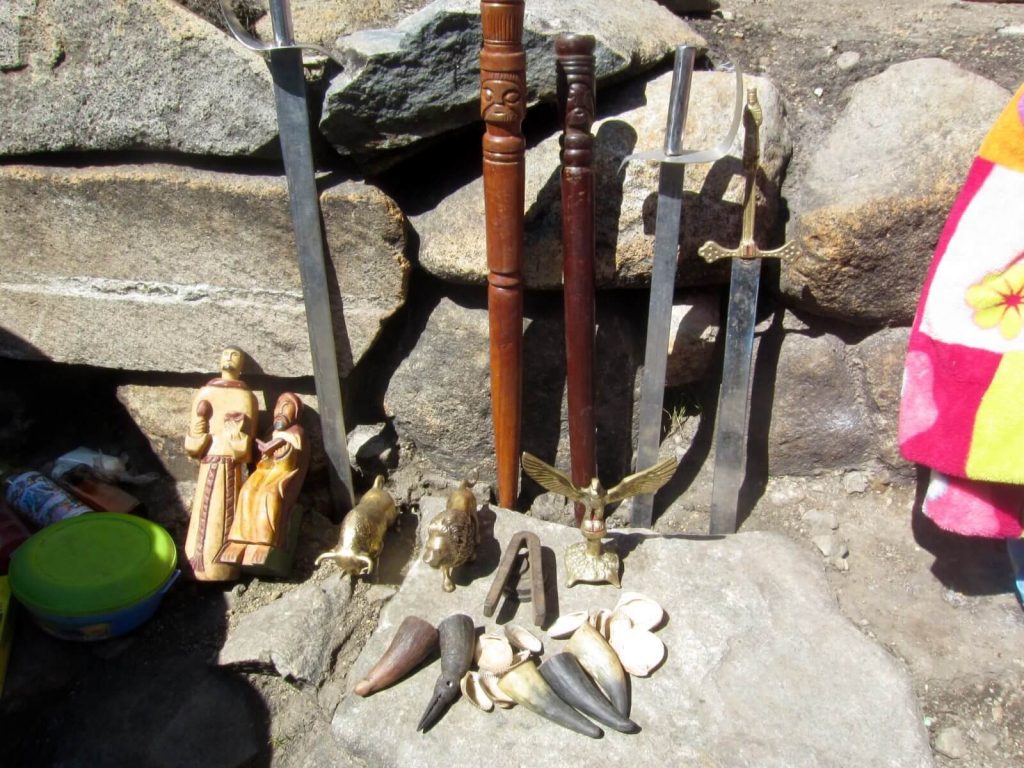 Altare allestito dal curanderos alla Laguna