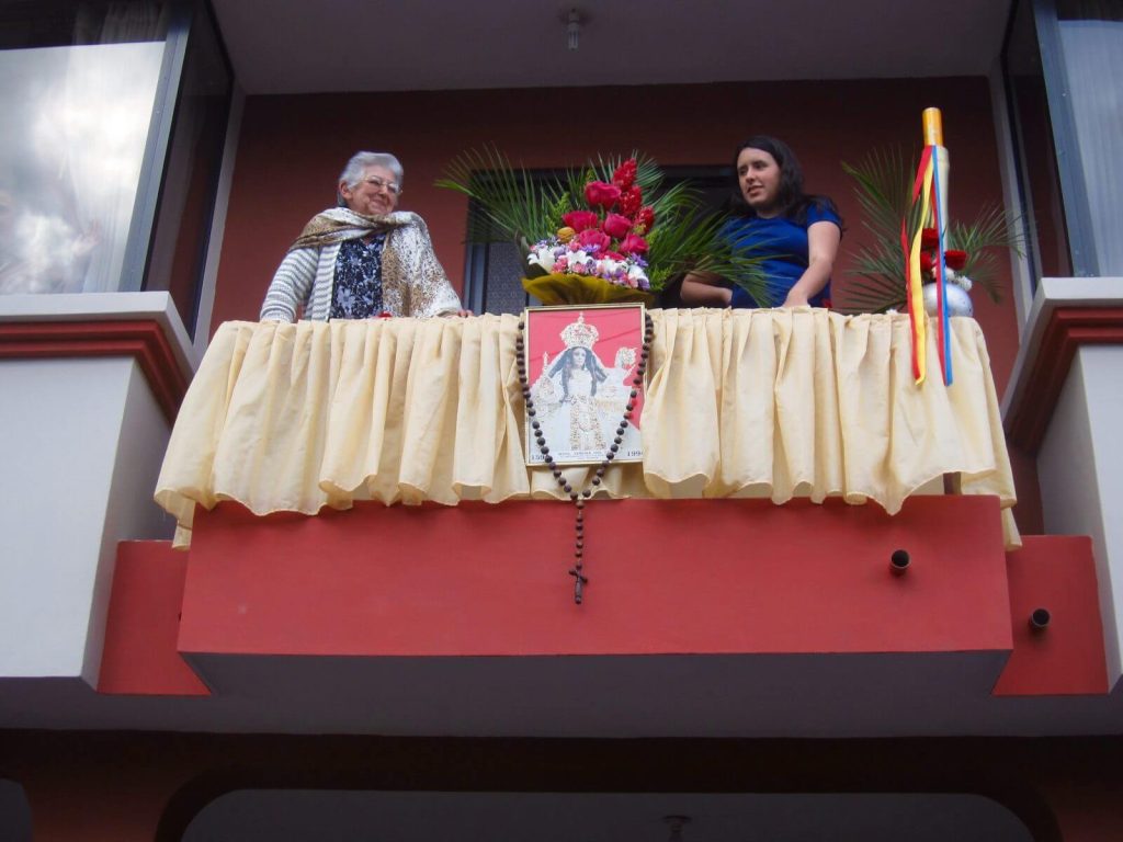 Balcone adobbato per la Vergine Cisne