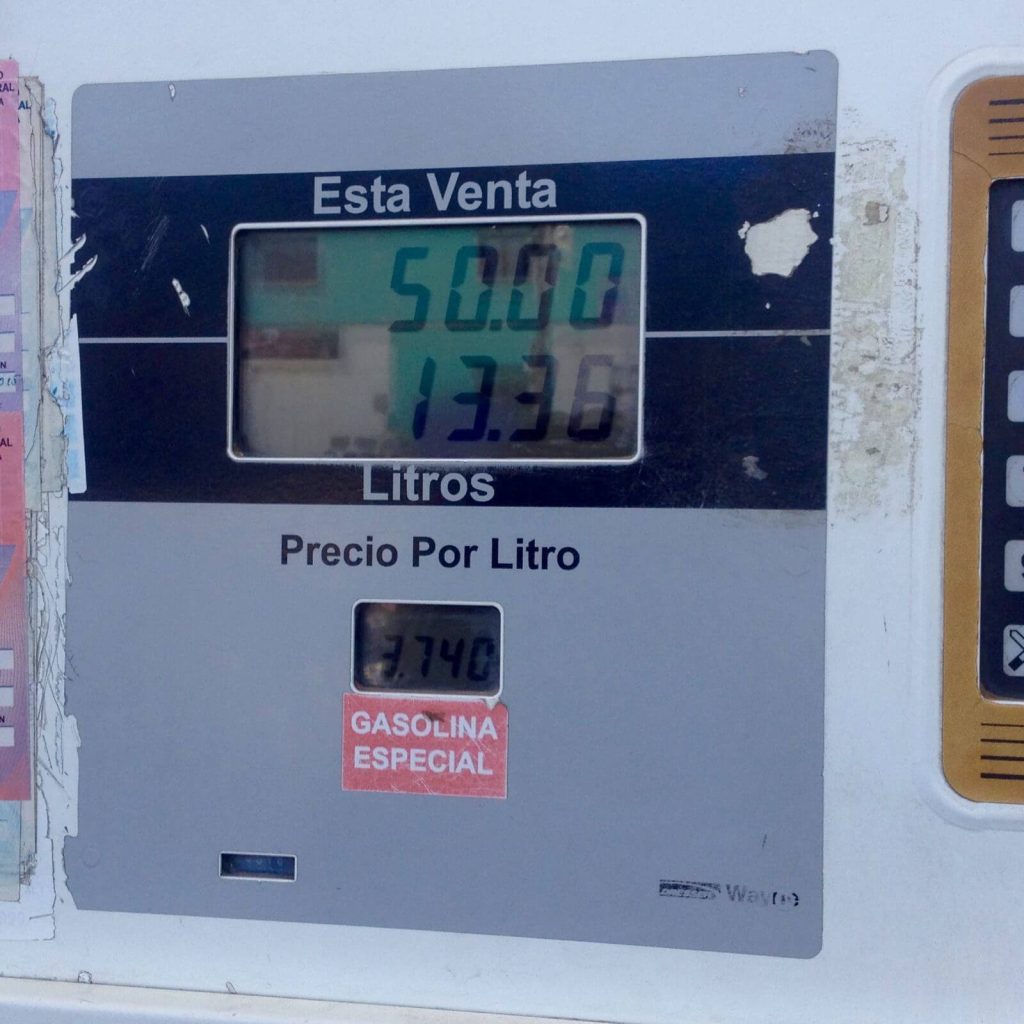 1 litro di benzia = 3,740 BOB = 0.49€. Rilevamento alla pompa di benzina di Potosì