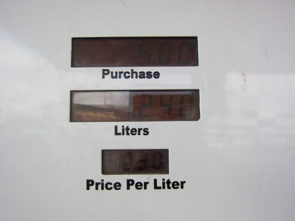 1l di benzina 4,030 $SRD = 1,060€