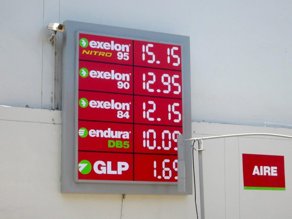 Un gallone di benzina da 95 ottani costa l’equivalente di 1,11€/l. Benzinaio di Arequipa