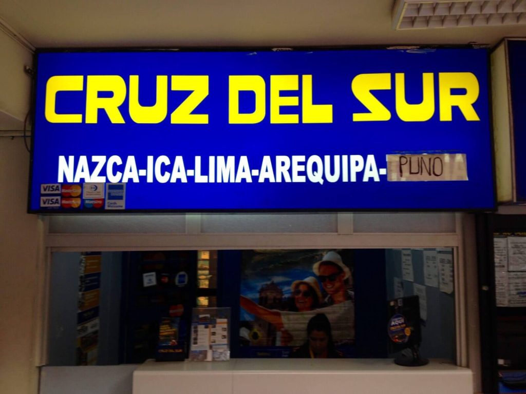 Biglietteria di Cusco, l'insegna indica le destinazioni che effettua la compagnia