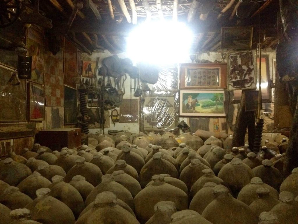 Botti in terracotta, contenenti il Pisco