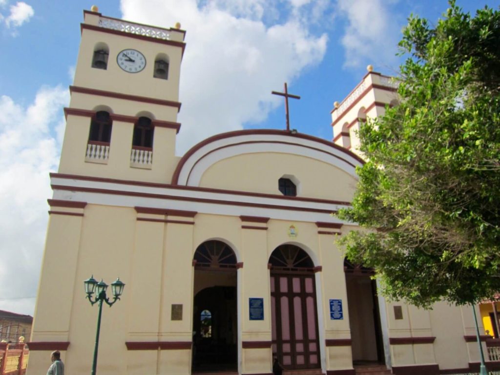 Cattedrale di Baracoa. All’interno è custodita la Croce di Cristoforo Colombo, utilizzata durante lo sbarco a Cuba Cattedrale di Baracoa. All’interno è custodita la Croce di Cristoforo Colombo, utilizzata durante lo sbarco a Cuba