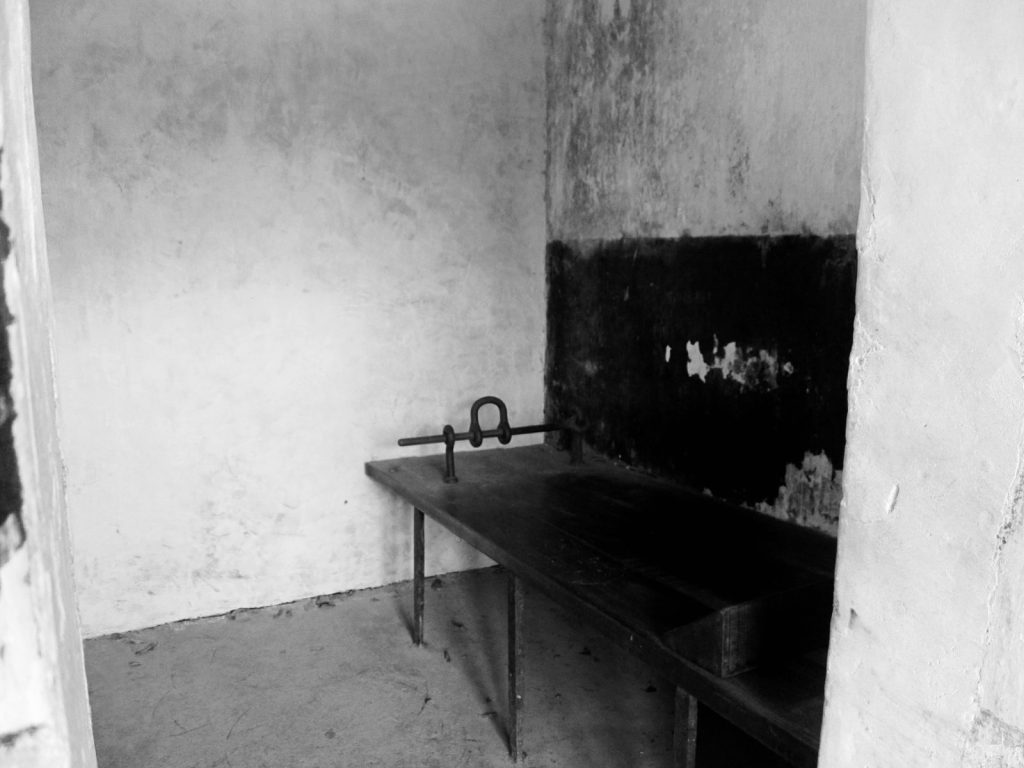 Cella della tortura: il detenuto veniva posto in isolamento e fissato ad una tibia per due giorni interi senza possibilità di muoversi.