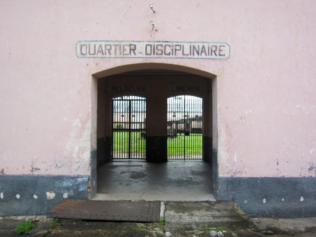 Quartiere disciplinare, porta recidivi a sinistra e porta per i liberi a destra.