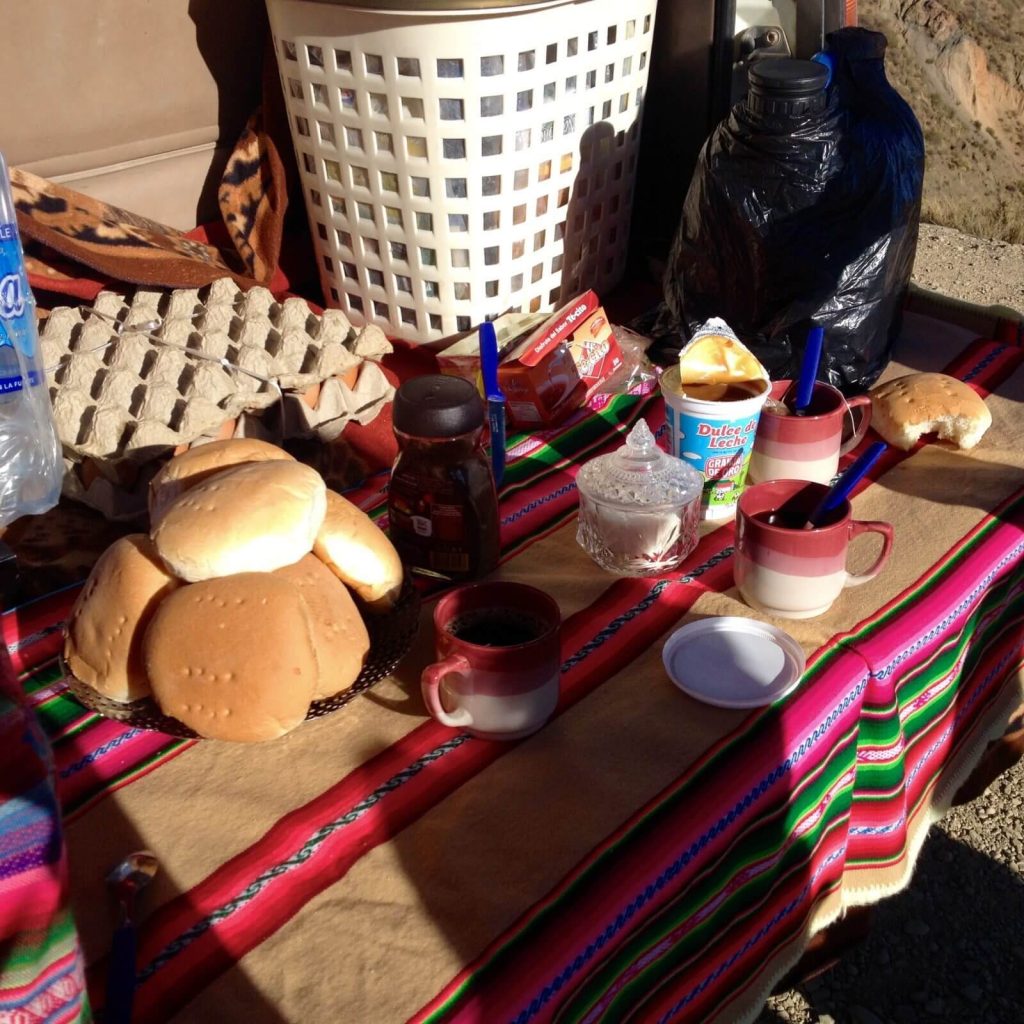 La prima colazione del nostro tour, l'abbiamo fatta sul pianale posteriore della jeep. Caffè, tè, dulce de leche e pane La prima colazione del nostro tour, l'abbiamo fatta sul pianale posteriore della jeep. Caffè, tè, dulce de leche e pane