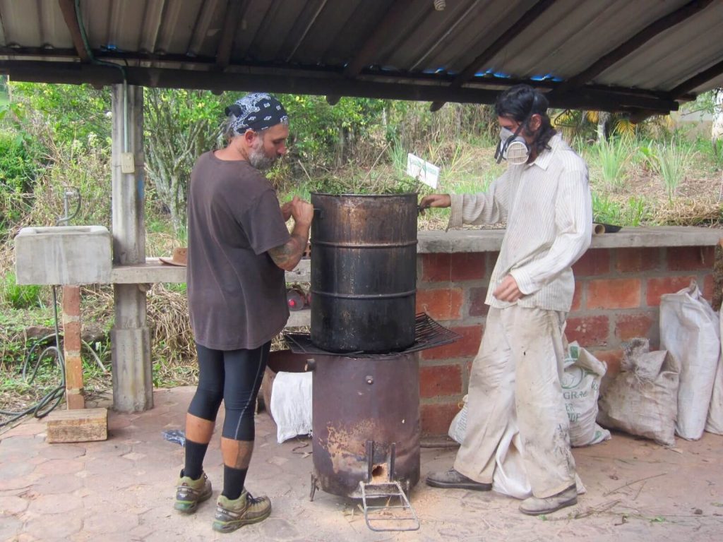 Luca e William, mentre distillano le erbe aromatiche