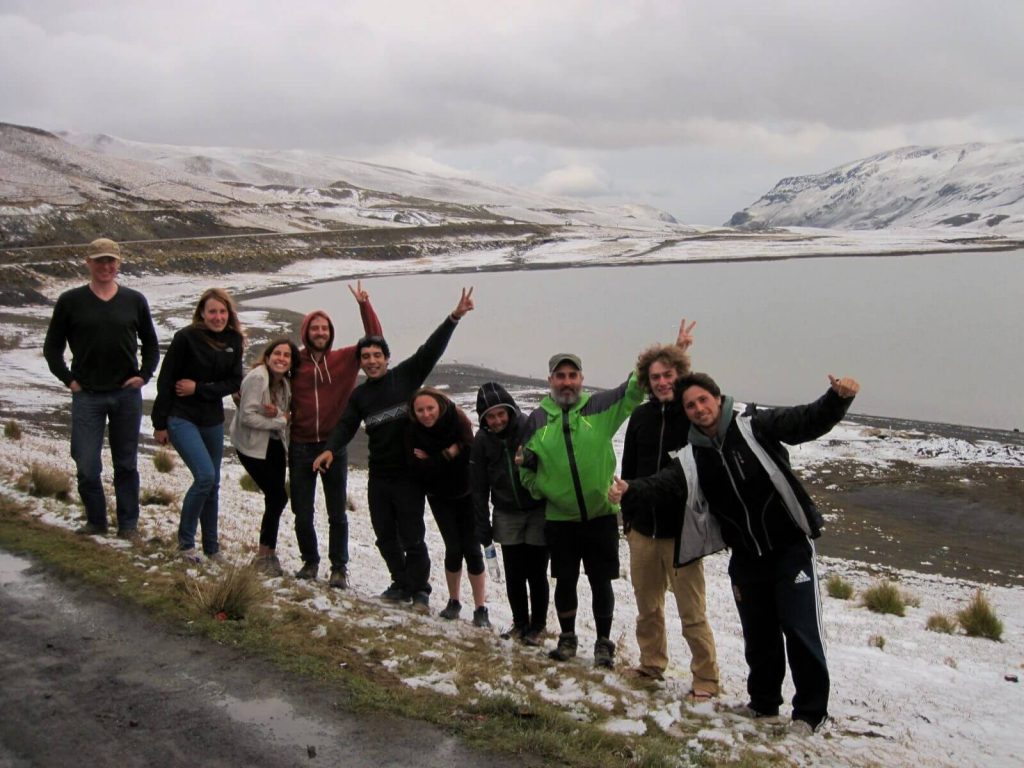 L'ultima foto di gruppo la facciamo tornando a La Paz. Con nostro stupore a La Cumbre, proprio da dove eravamo partiti, stava nevicando!
