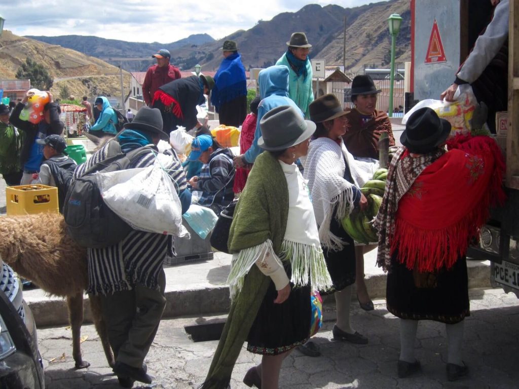 Indigeni locali, mentre salgono sui camion