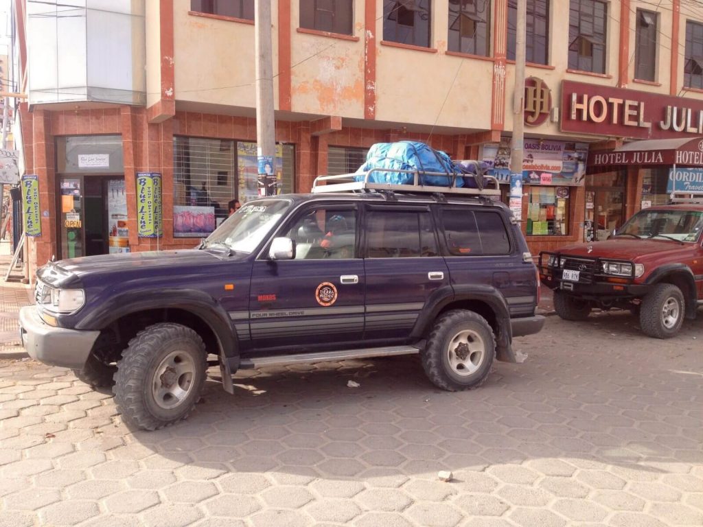Jeep transfer da Uyuni (Bolivia) a San Pedro de Atacama (Cile). Composta da: autista e 5 passeggeri. Jeep transfer da Uyuni (Bolivia) a San Pedro de Atacama (Cile). Composta da: autista e 5 passeggeri.