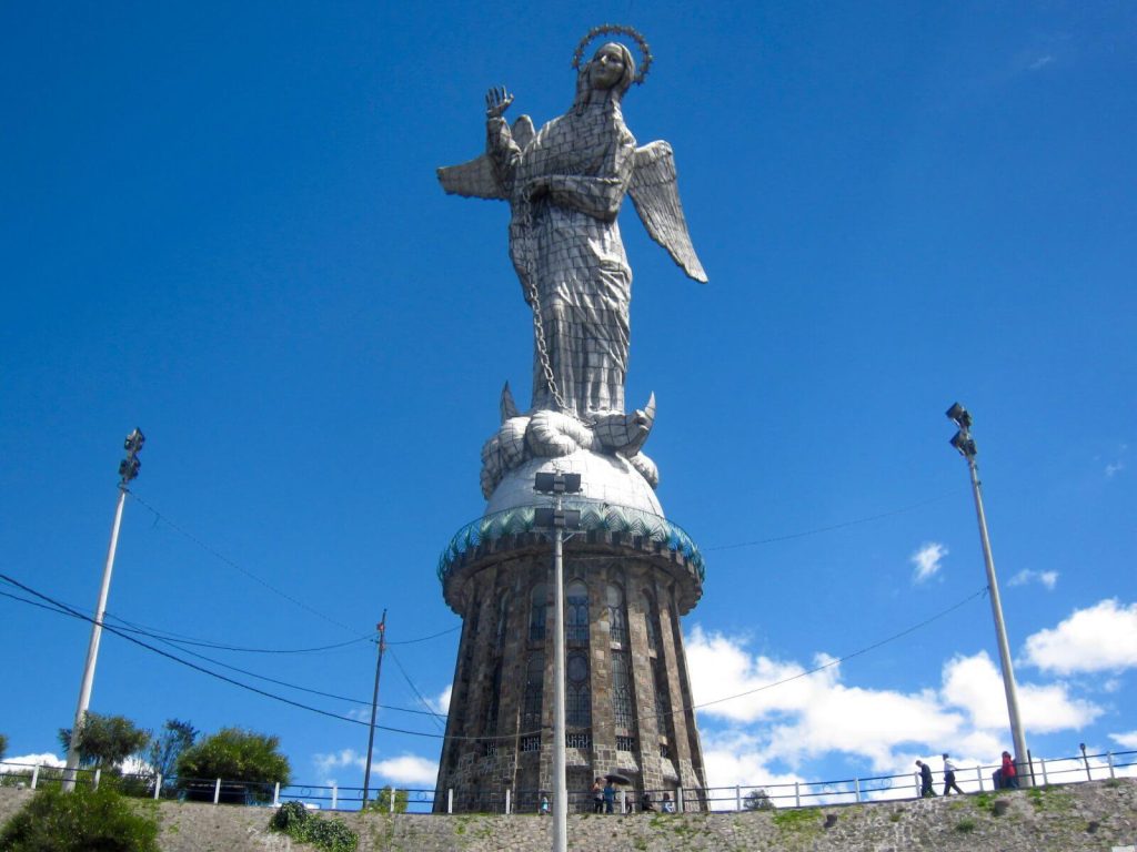 Statua della Madonna con le ali e il drago incatenato