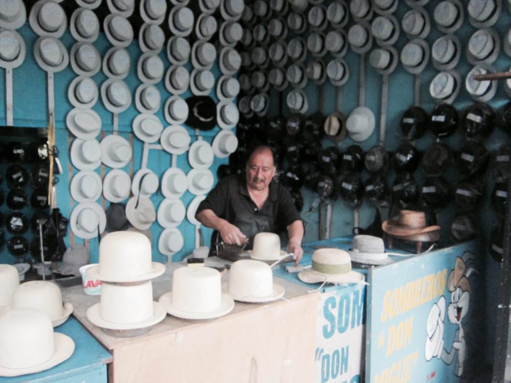 Artigiano, mentre realizza i cappelli tradizionali di Cuenca