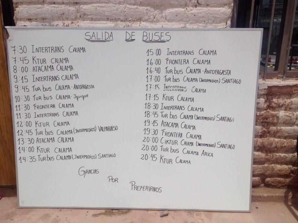 Cartellone con gli orari delle partenze da San Pedro de Atacama