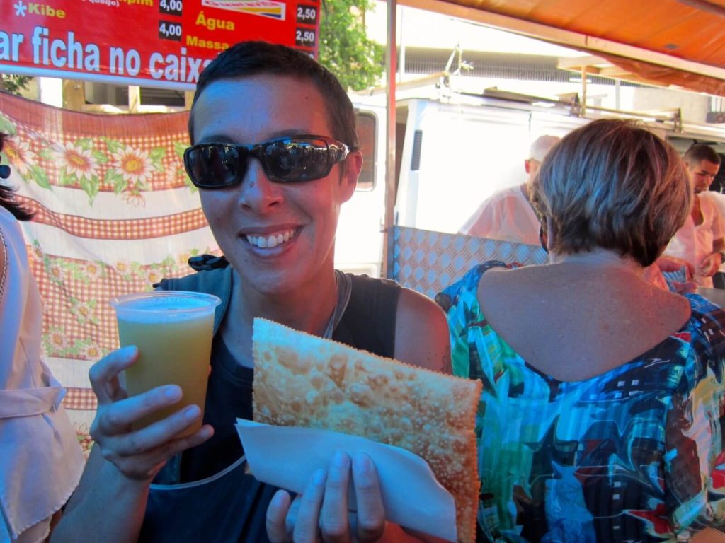Pastel e Succo di Canna, un classico dello street food brasiliano