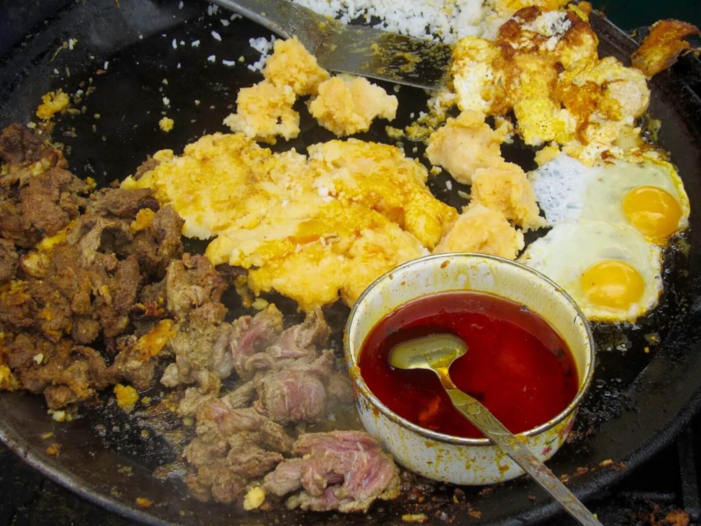 Piatto tipico delle Ande: patate, uova e carne, accompagnato con riso