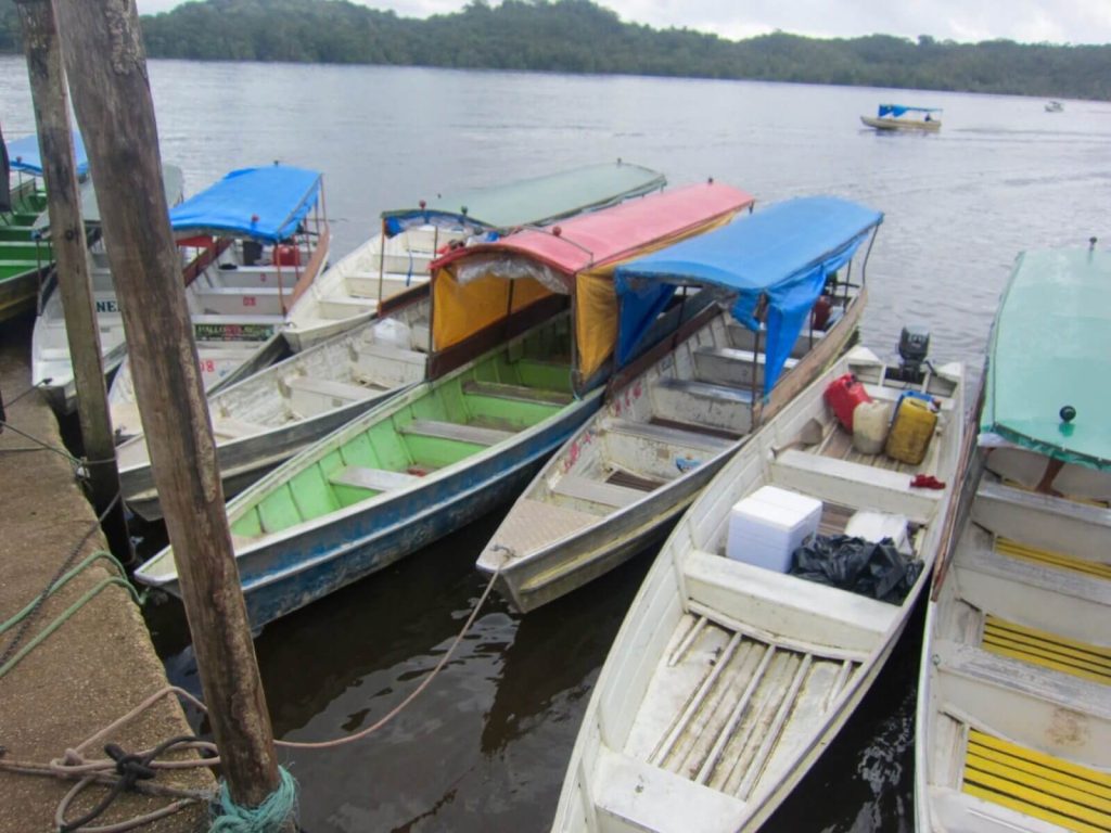 Piroghe al confine tra Guyana Francese e Suriname