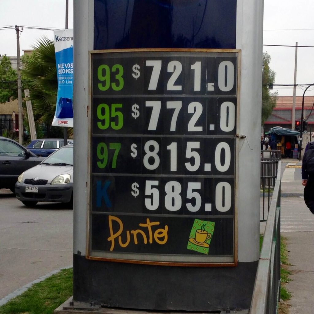 Pompa di benzina di Santiago. 1 l di benzina a 95 ottani costa 772.0 CLP = 1,02€