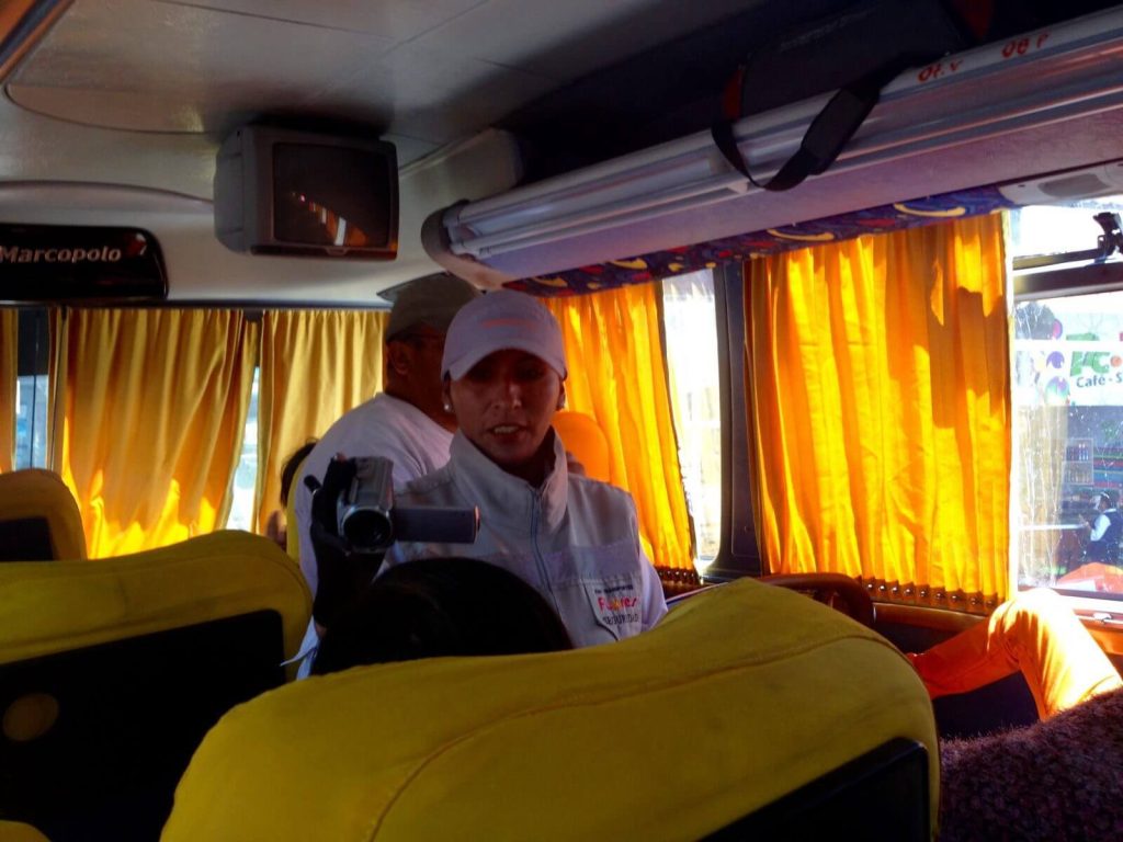 Per sicurezza i passeggeri vengono filmati, prima o dopo essere saliti sul bus