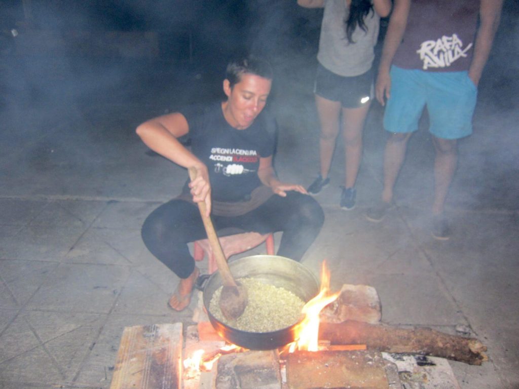 Roby mentre tosta i chicchi di caffè