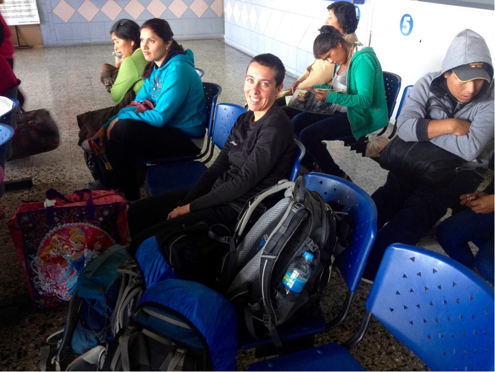 Questa è la faccia di una viaggiatrice che sta per prendere l'ottavo bus in Perù e il suo 52° bus in Sud America Questa è la faccia di una viaggiatrice che sta per prendere l'ottavo bus in Perù e il suo 52° bus in Sud America