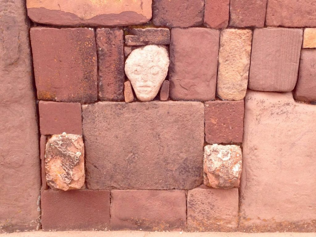 Sculture di visi del tempio Sotterraneo, quella al centro è simile ad una rappresentazione extraterrestre Sculture di visi del tempio Sotterraneo, quella al centro è simile ad una rappresentazione extraterrestre