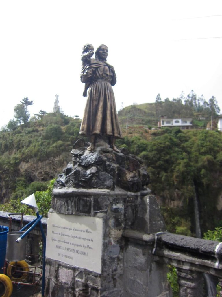 Statua dell'indigena Maria Mueces e figlia