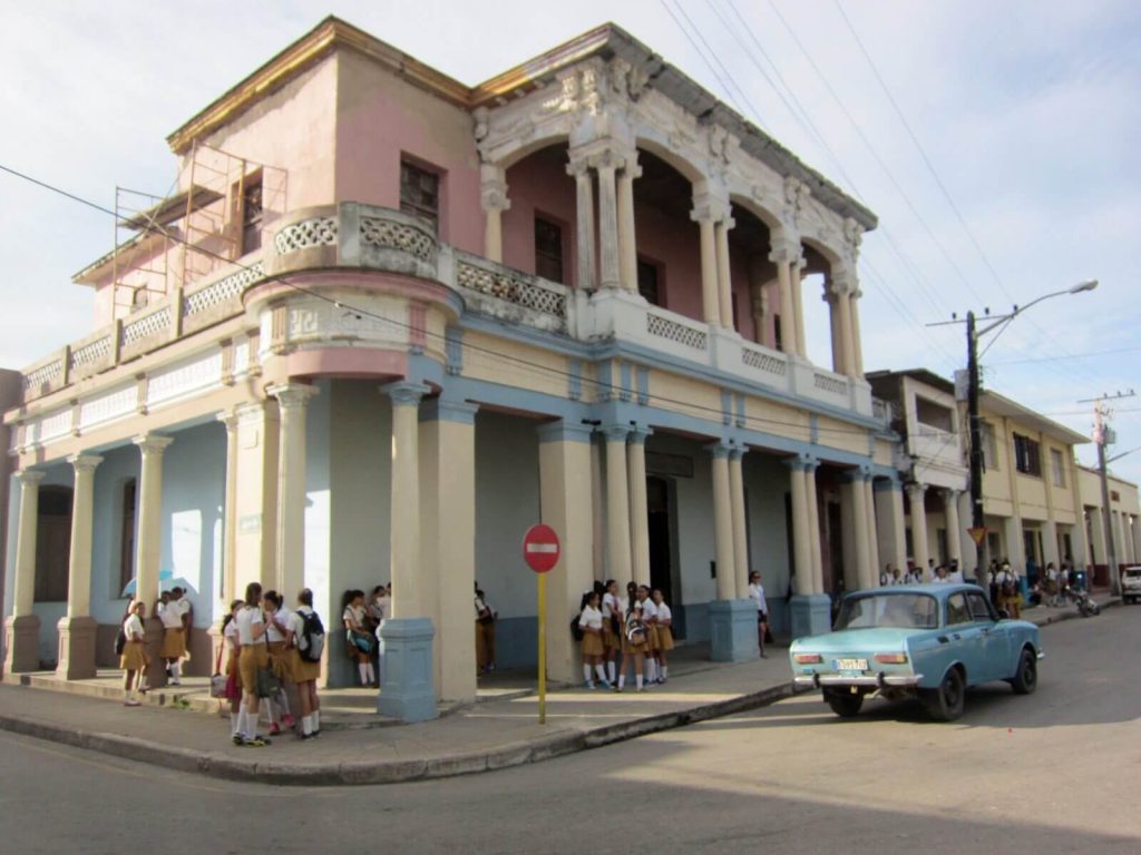 Studenti in divisa a Camaguey