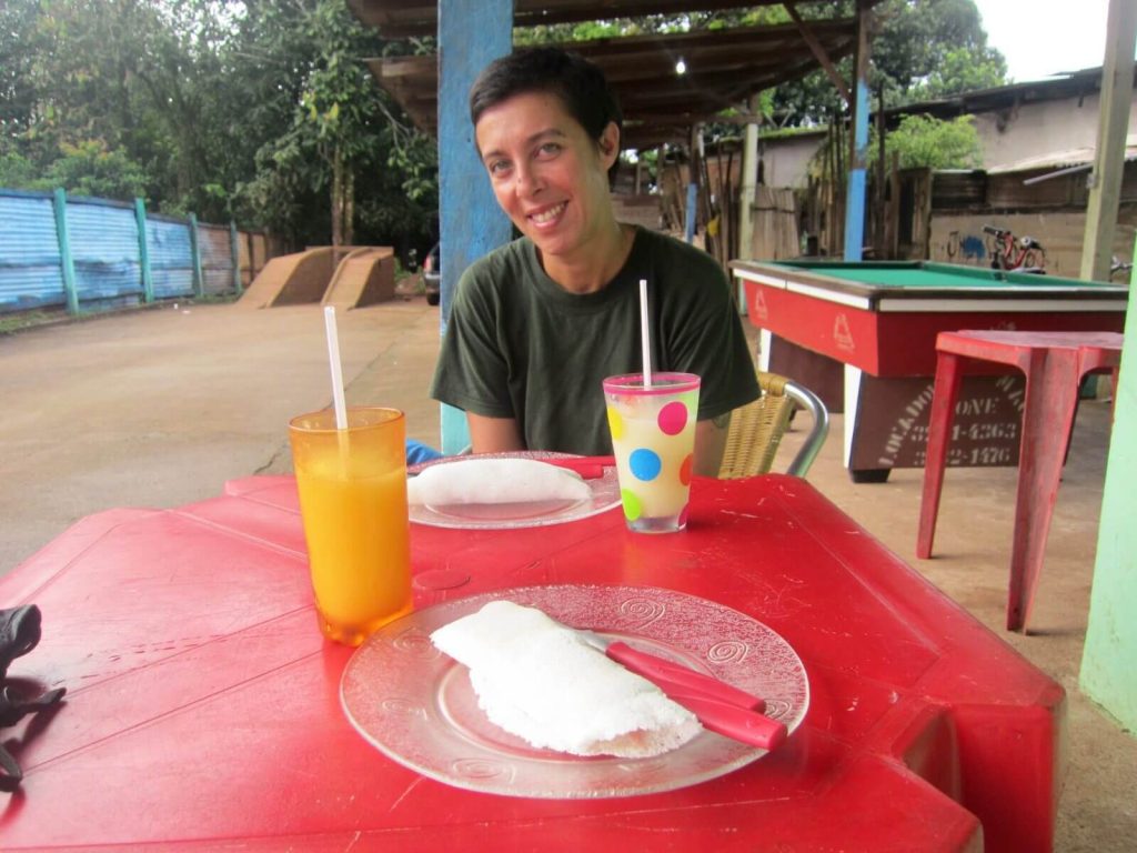 Tipica colazione brasiliana tapioca e succo di frutta