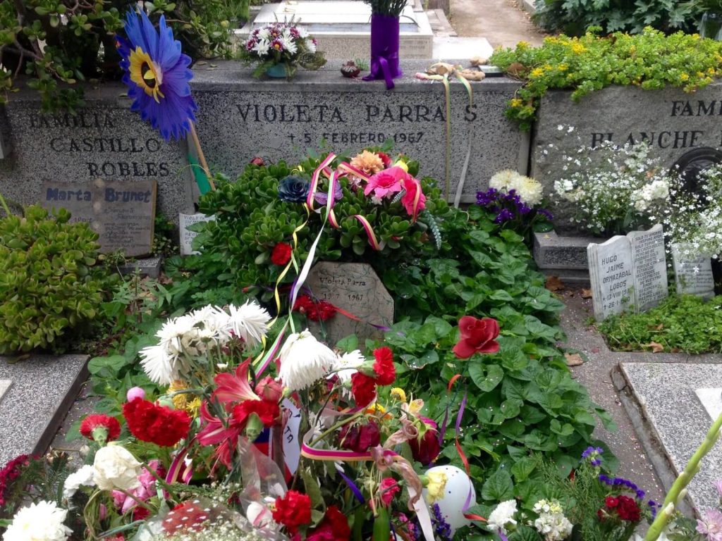 La ricca tomba di fiori di Violeta Parra