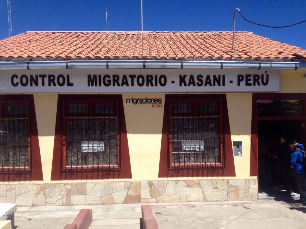 Ufficio immigrazioni di Kasani, lato Perù