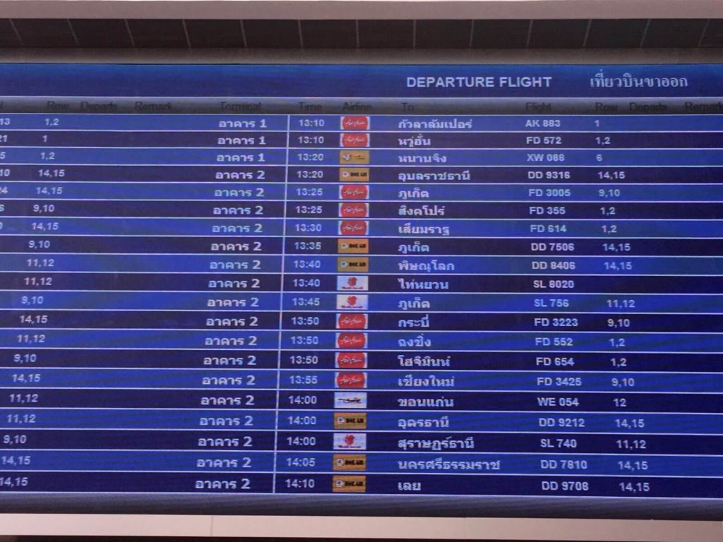 Tabellone delle partenze, aeroporto di Bangkok
