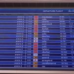 Tabellone delle partenze, aeroporto di Bangkok