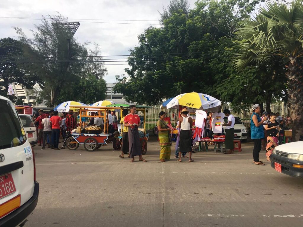 Alcuni tifosi del Myanmar fuori dallo stadio Alcuni tifosi del Myanmar fuori dallo stadio