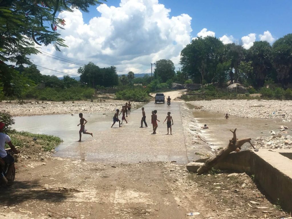 Bambini che improvvisano un tuffo in piscina