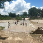 Bambini che improvvisano un tuffo in piscina