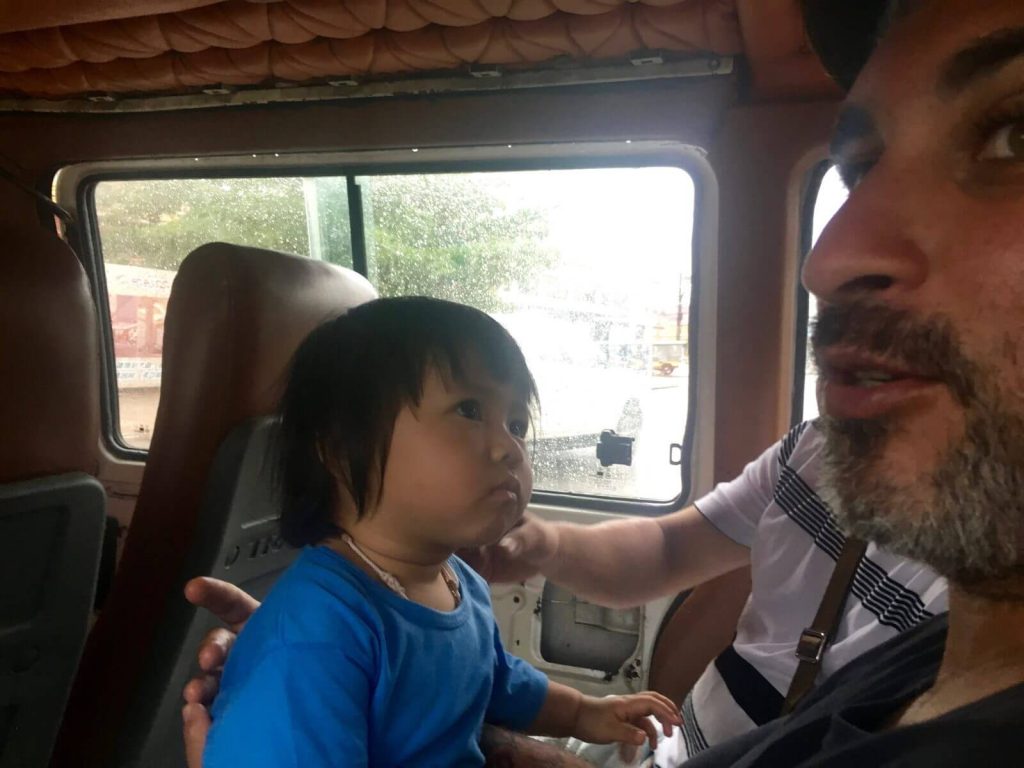 Ecco lo sguardo di un bambino Khmer quando incontra un uomo italiano!
