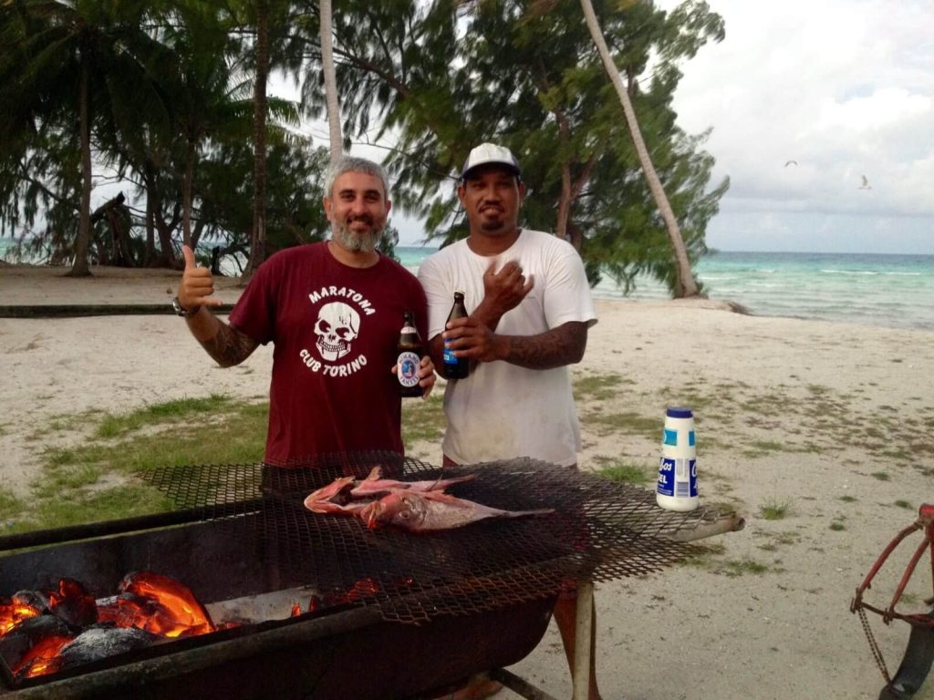 Barbecue di pesce. Per la brace si utilizzano le noci di cocco