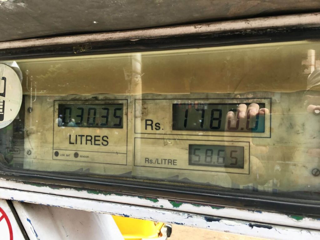 1l di benzina a Kolkata costa 58,65 INR = 0,817 €