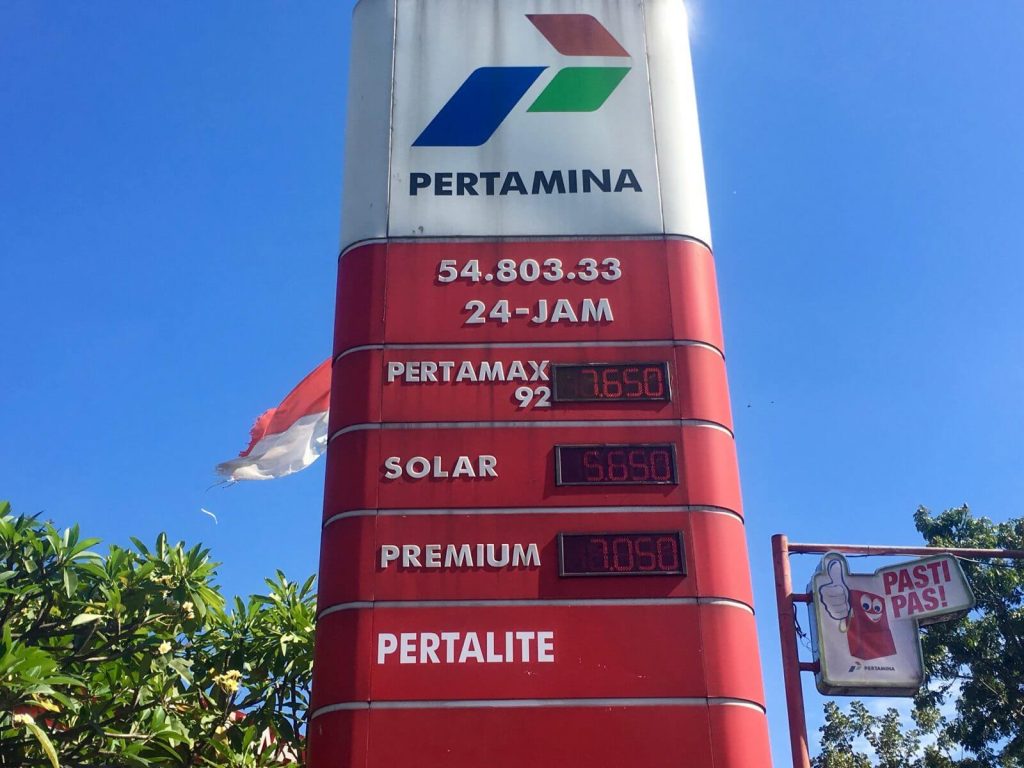 Pompa di Benzina a Bali. 1l di benzina premium = 0,48 €