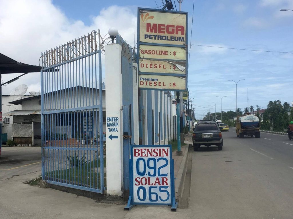1l di benzina a Dili costa 0,92$ USD=0.836€, ma si può trovare anche a 0,61€/
