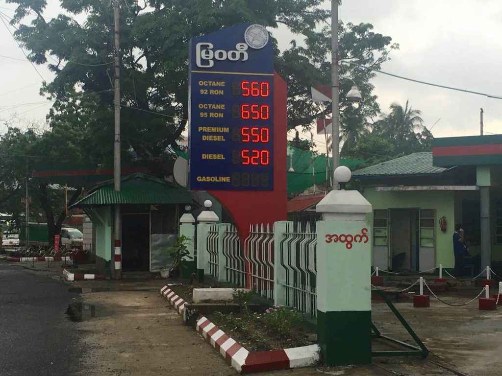 1l di benzina a Yangon da 95 ottani costa 0,650 Kyats = 0,500€